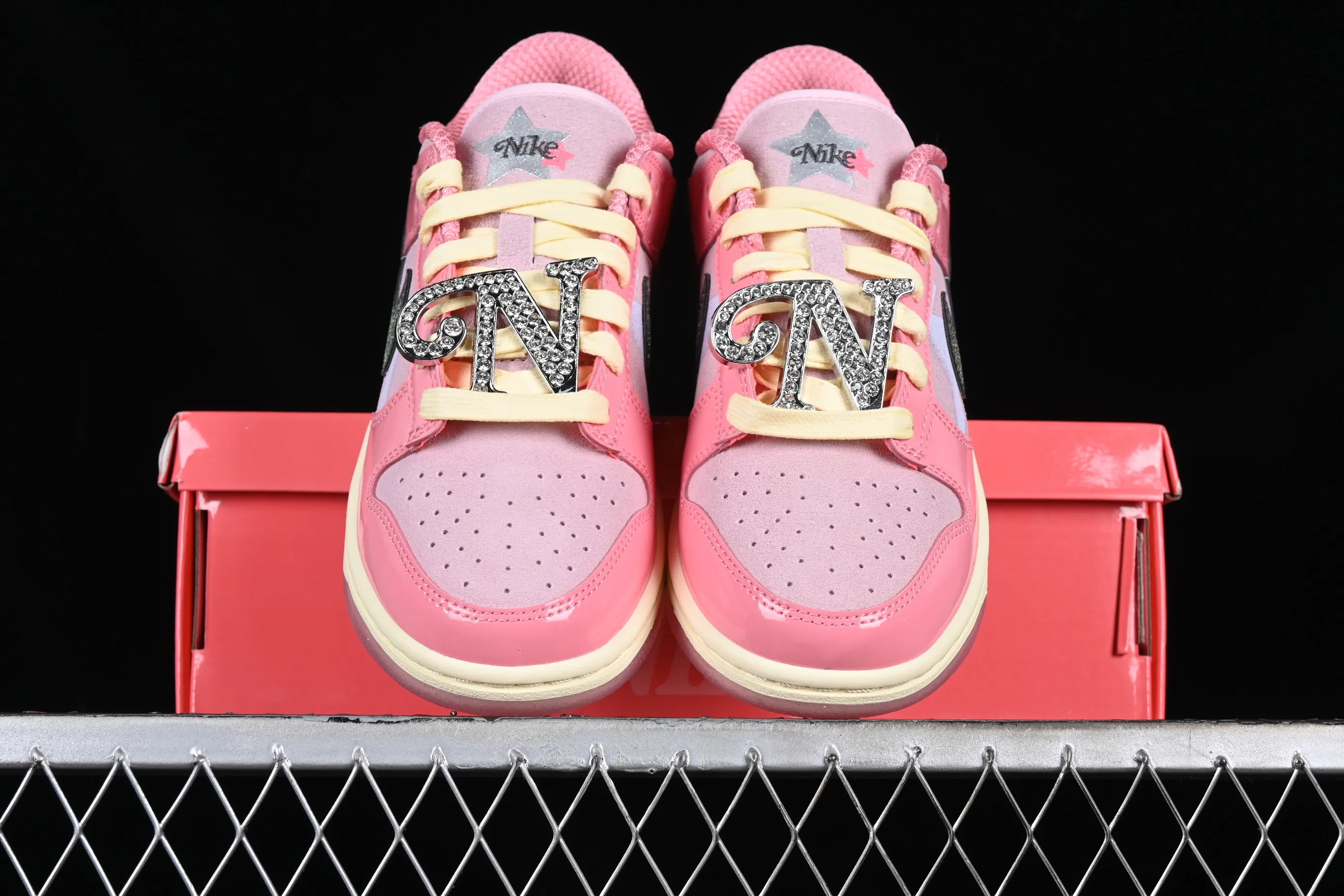 All categories Nk SB Dunk series Nk SB Dunk Low low-top sneakers M version pure original Nk Dunk Low "Barbie" Barbie SB low-top sports and leisure sneakers FN8927-621